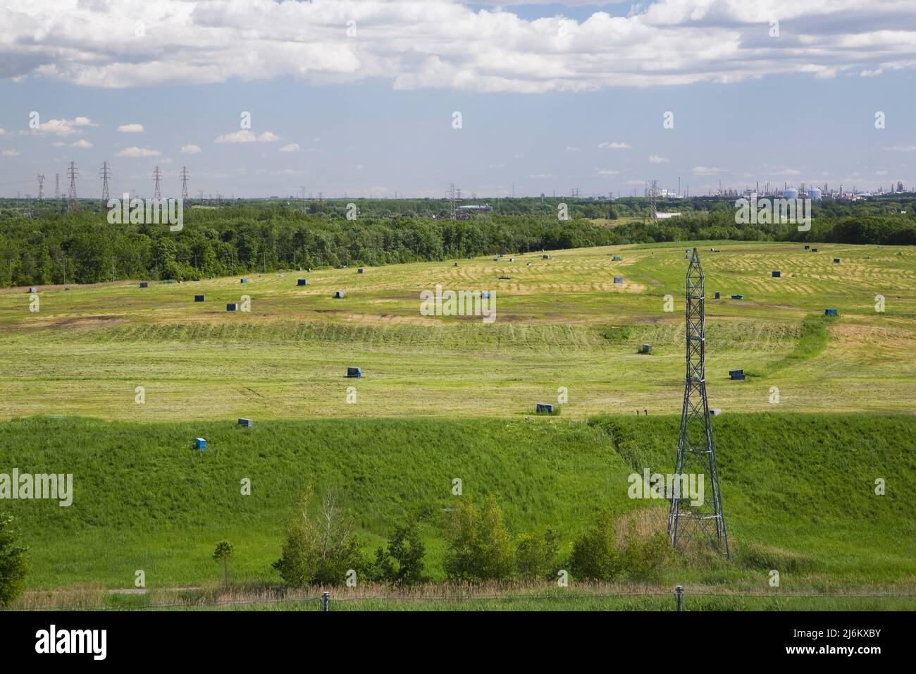 Vergrabene Abfallentsorgung mit Abluftventilen. Stockfoto