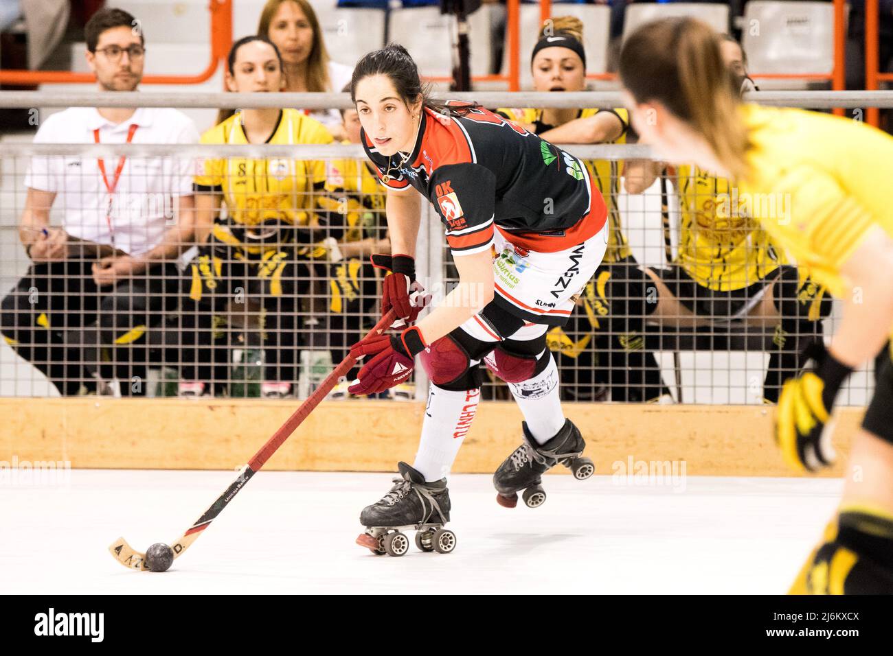 Gijon, Spanien. 1.. Mai 2022. Nuria Obeso (Gijon HC) kontrolliert den Ball während des Eishockey-Finalspiels des weiblichen Euroleague Cups zwischen Gijon HC und Stockfoto