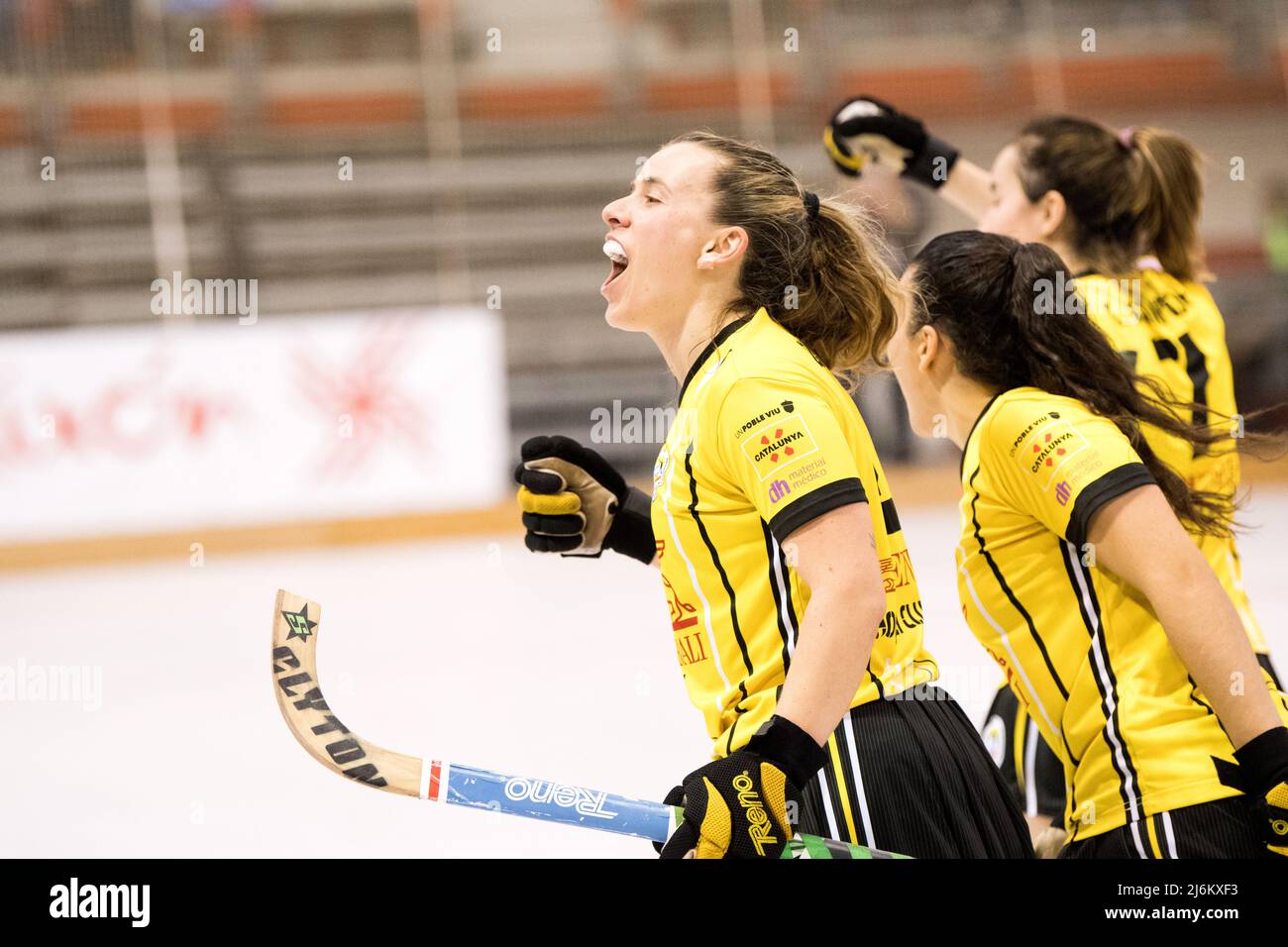 Gijon, Spanien. 1.. Mai 2022. Die Spieler von CHP Plegamans feiern ihr zweites Tor während des Eishockey-Finalspiels des weiblichen Euroleague Cups Stockfoto
