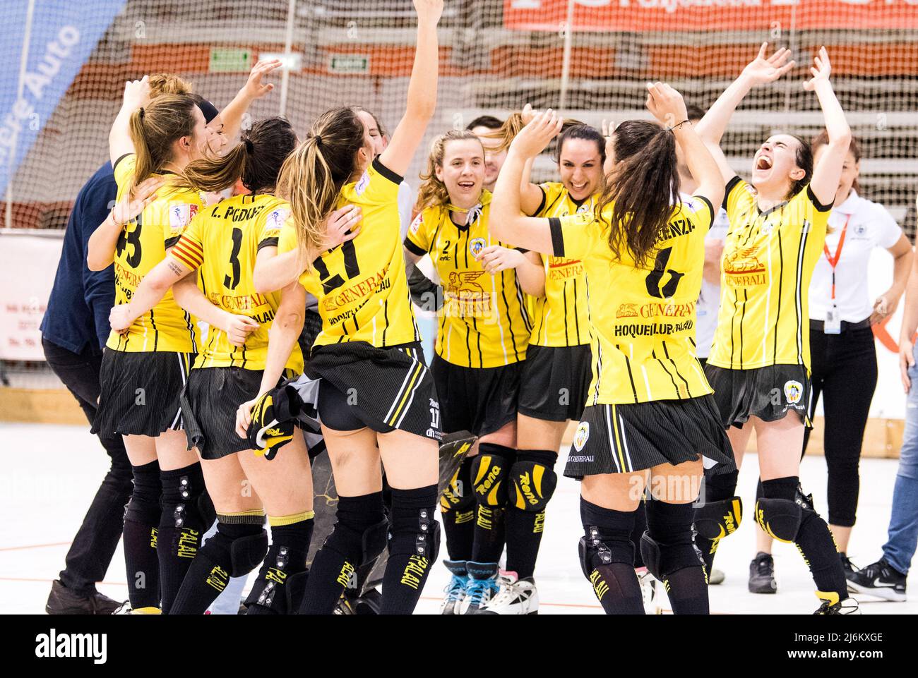 Gijon, Spanien. 1.. Mai 2022. Die Spieler von CHP Plegamans feiern ihren Sieg beim Eishockey-Finale des weiblichen Euroleague Cup zwischen Gijon Stockfoto