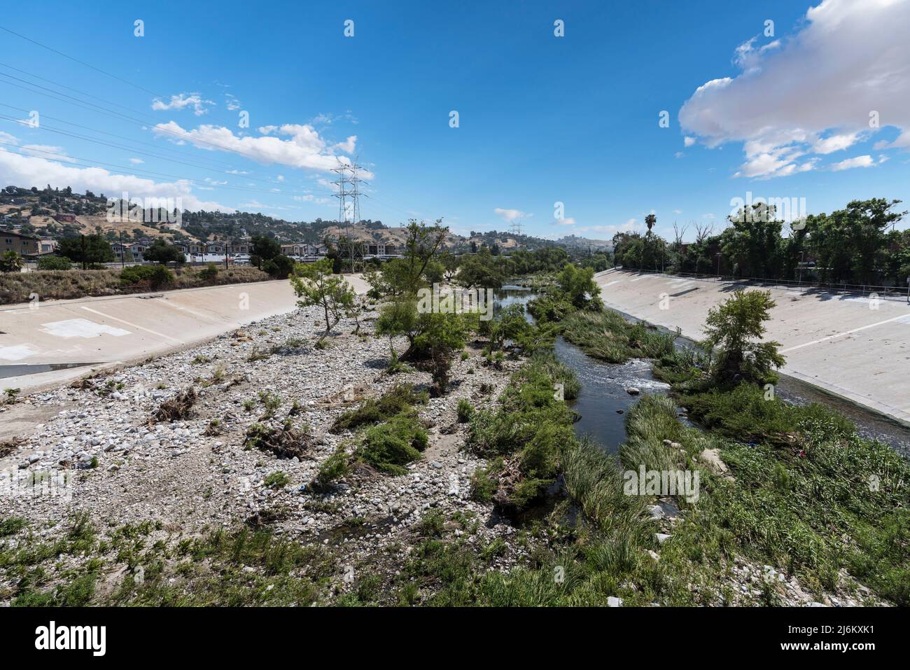 Blick auf den Los Angeles River in der Nähe des Elysian Valley, des Glassell Park und der Viertel Frogtown in Los Angeles, Kalifornien. Stockfoto