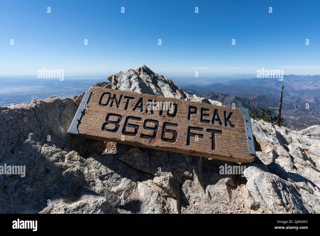 Gipfelschild des Ontario Peak in den San Gabriel Mountains über Ontario und Los Angeles, Kalifornien. Stockfoto