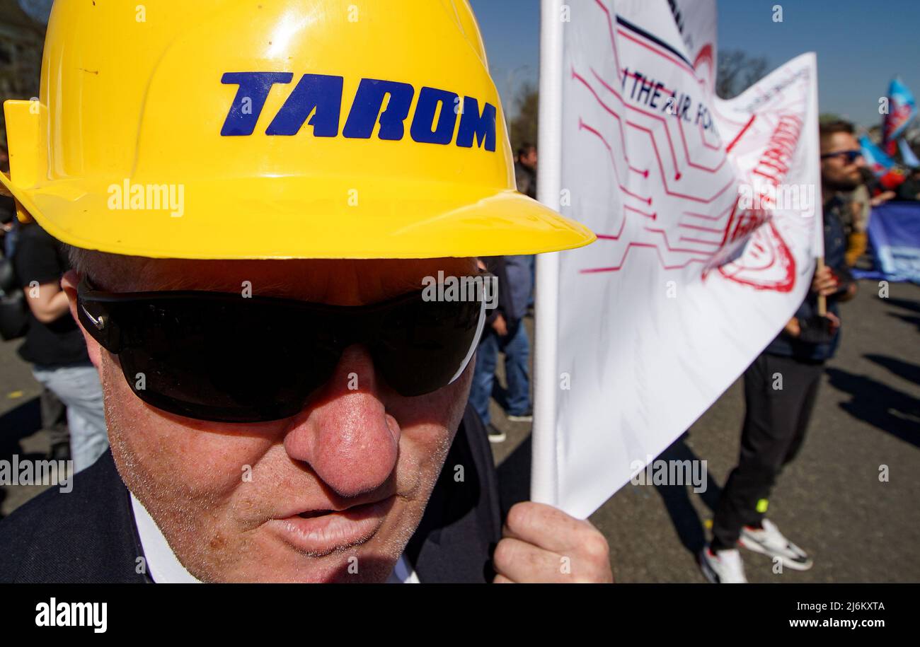 Bukarest, Rumänien - 06. April 2022: Narcis Pascu, Präsident der Vereinigten Gewerkschaft der Fluggesellschaft TAROM, protestiert bei einer Gewerkschaftskundgebung gegen U Stockfoto