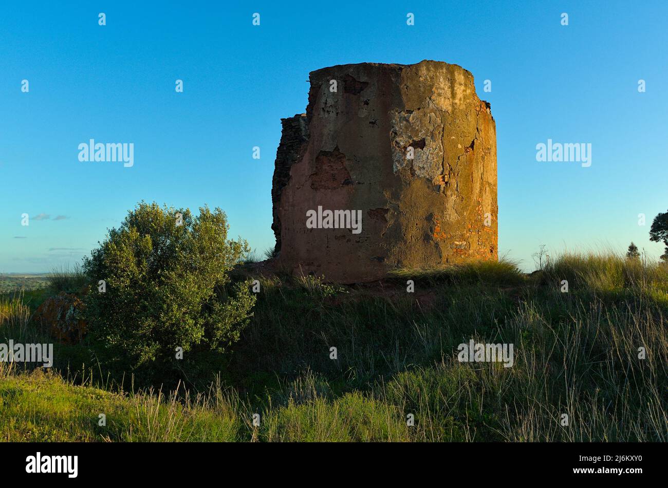 Ruinen einer alten Windmühle in Aljustrel. Alentejo, Portugal Stockfoto