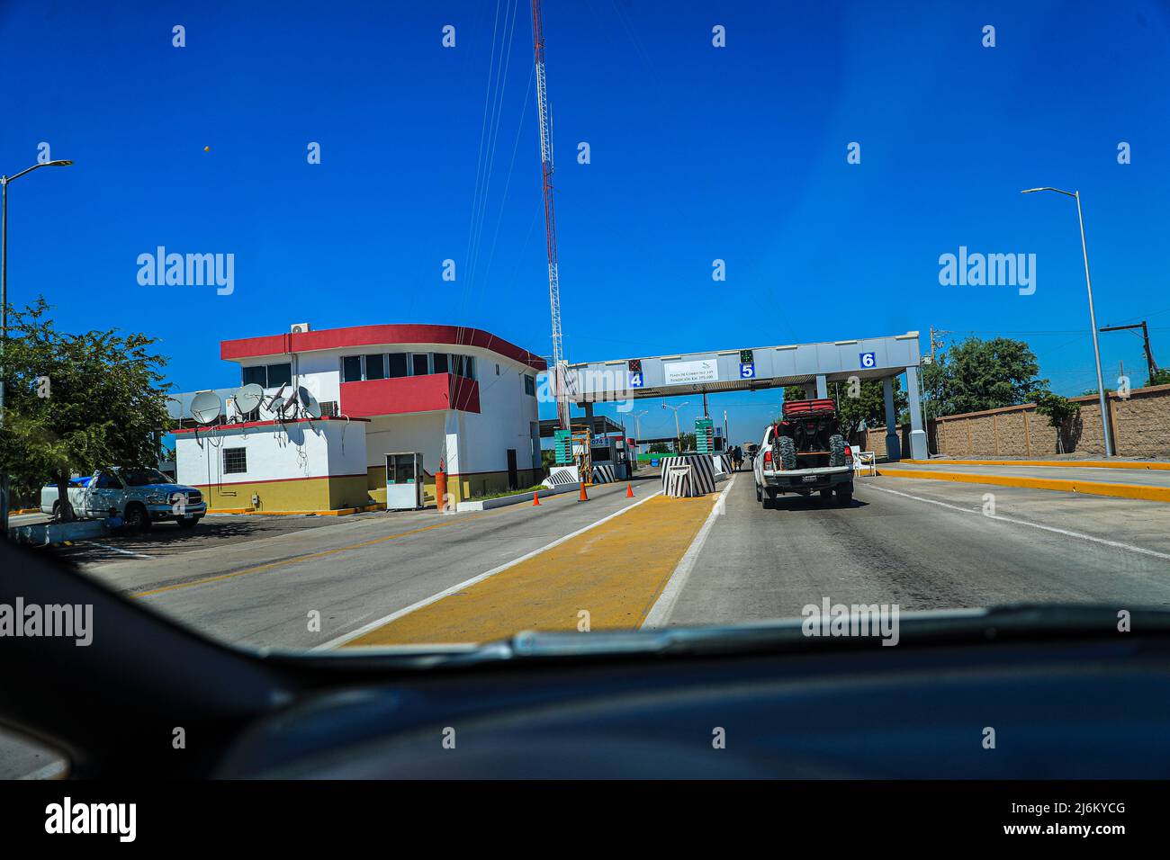 autobahnmautstelle, caseta de cobro de autopista, , Industrie- und Landwirtschaftszone im Straßenabschnitt zwischen dem Yaqui-Tal, Ciudad Obregón und Navojoa im Bundesstaat Sonora, Mexiko. Auswurfgebiet, Landwirtschaft. © (© Foto von LuisGutierrez/Norte Photo) Zona Industrial y agricola en el tramo carretero entre el valle del Yaqui, ciudad obregon y Navojoa en el estado de Sonora Mexiko. zona ejidal, Agricultria. © (© Foto von LuisGutierrez/Norte Photo) Stockfoto