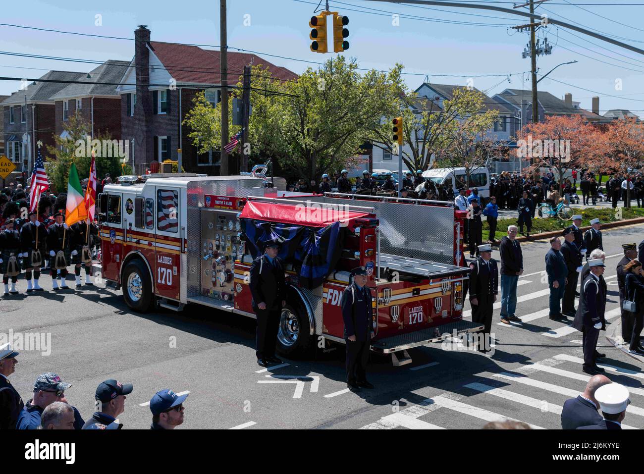 29. April 2022, Queens, New York, Vereinigte Staaten: Familie, Freunde und Tausende von Feuerwehrleuten verabschiedeten sich endgültig von Feuerwehrmann Timothy Klein. Die Beerdigung fand in der St. Francis de Sales Church in Belle Harbour, Queens, New York, statt. Timothy Klein starb am 24. April 2022 bei einem Dreialarm-Brand in Canarise. (Bild: © Steve Sanchez/Pacific Press via ZUMA Press Wire) Stockfoto