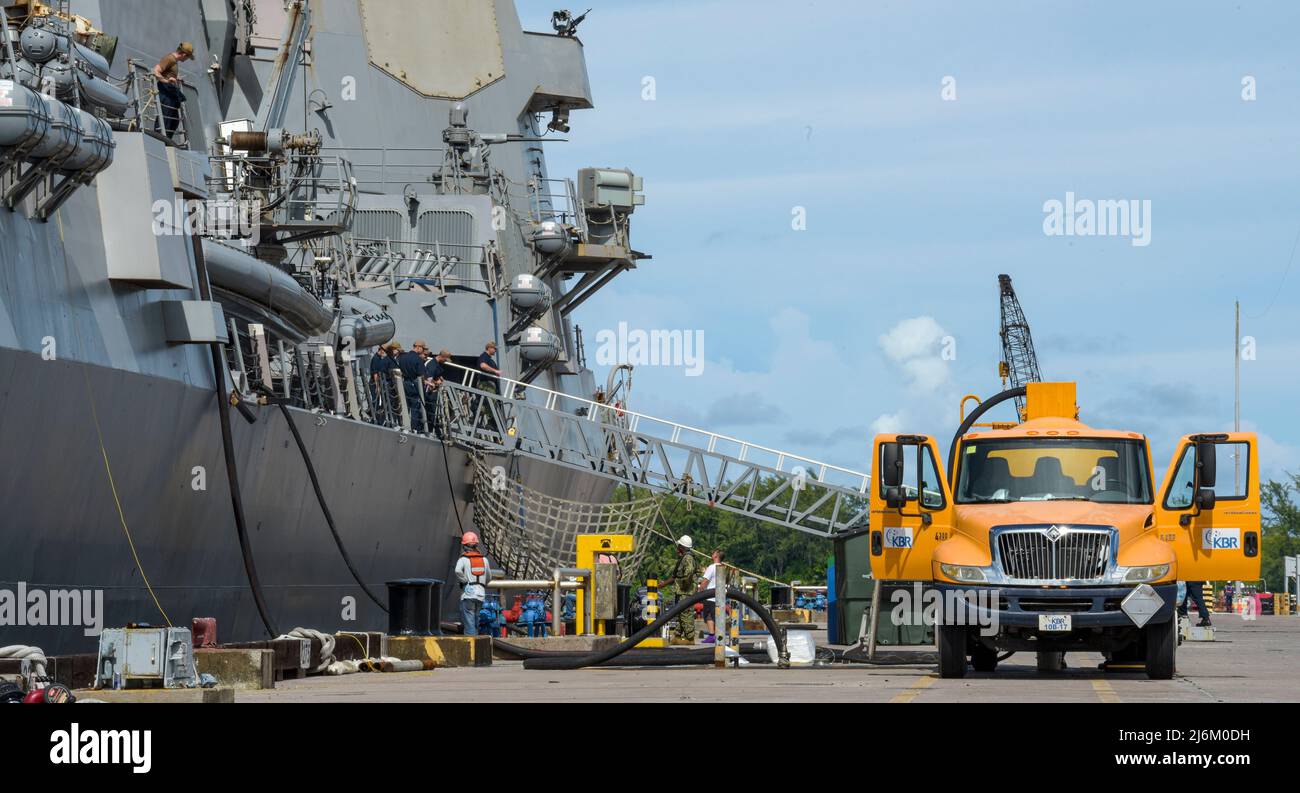 220429-N-EJ241-4010 DIEGO GARCIA, Britisches Territorium im Indischen Ozean (29. April 2022) – Matrosen und zivile Auftragnehmer, die dem Naval Supply Systems Command Fleet Logistics Center (NAVSUP FLC) am Standort Yokosuka Diego Garcia zugewiesen sind, arbeiten zusammen, um die Nachschubunterstützung für Dieselkraftstoff-Marine (DFM) für den Lenkflugkörper-Zerstörer USS Gridley (DDG 101) bereitzustellen. Gridley wird im Einsatzgebiet der US-Flotte für 7. eingesetzt, um die Sicherheit und Stabilität der Seefahrt in der Indo-Pazifik-Region zu gewährleisten. (USA Navy Foto von Mass Communication Specialist 2. Klasse Jan David De Luna Mercado) Stockfoto