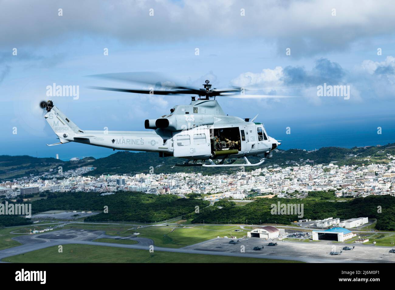 Ein UH-1Y Venom-Hubschrauber, der Marine Light Attack Helicopter Squadron 369, Marine Aircraft Group 39, 3. Marine Aircraft Wing, zugewiesen wurde, transportiert US Air Force LT. Gen. Ricky N. Rupp, Kommandant der US-Streitkräfte, Japan, und andere Gäste zu einer geführten Tour an der Westküste von Okinawa, Japan, 28. April 2022. Rupp besichtigte die Marineinstallationen auf Okinawa und lernte die Fähigkeiten der Einrichtungen auf der ganzen Insel kennen. (USA Marine Corps Foto von CPL. Ryan H. Pulliam) Stockfoto