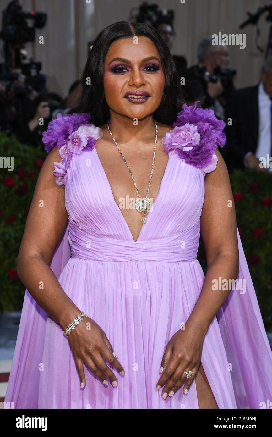 New York, USA. 02.. Mai 2022. Mindy Kaling trägt Prabal Gurung beim Spaziergang auf dem roten Teppich bei der Gala des Metropolitan Museum of Art Costume Institute 2022 zur Eröffnung der Ausstellung mit dem Titel in America: An Anthology of Fashion, die am 2. Mai 2022 im Metropolitan Museum of Art in New York, NY, stattfand. (Foto von Anthony Behar/Sipa USA) Quelle: SIPA USA/Alamy Live News Stockfoto