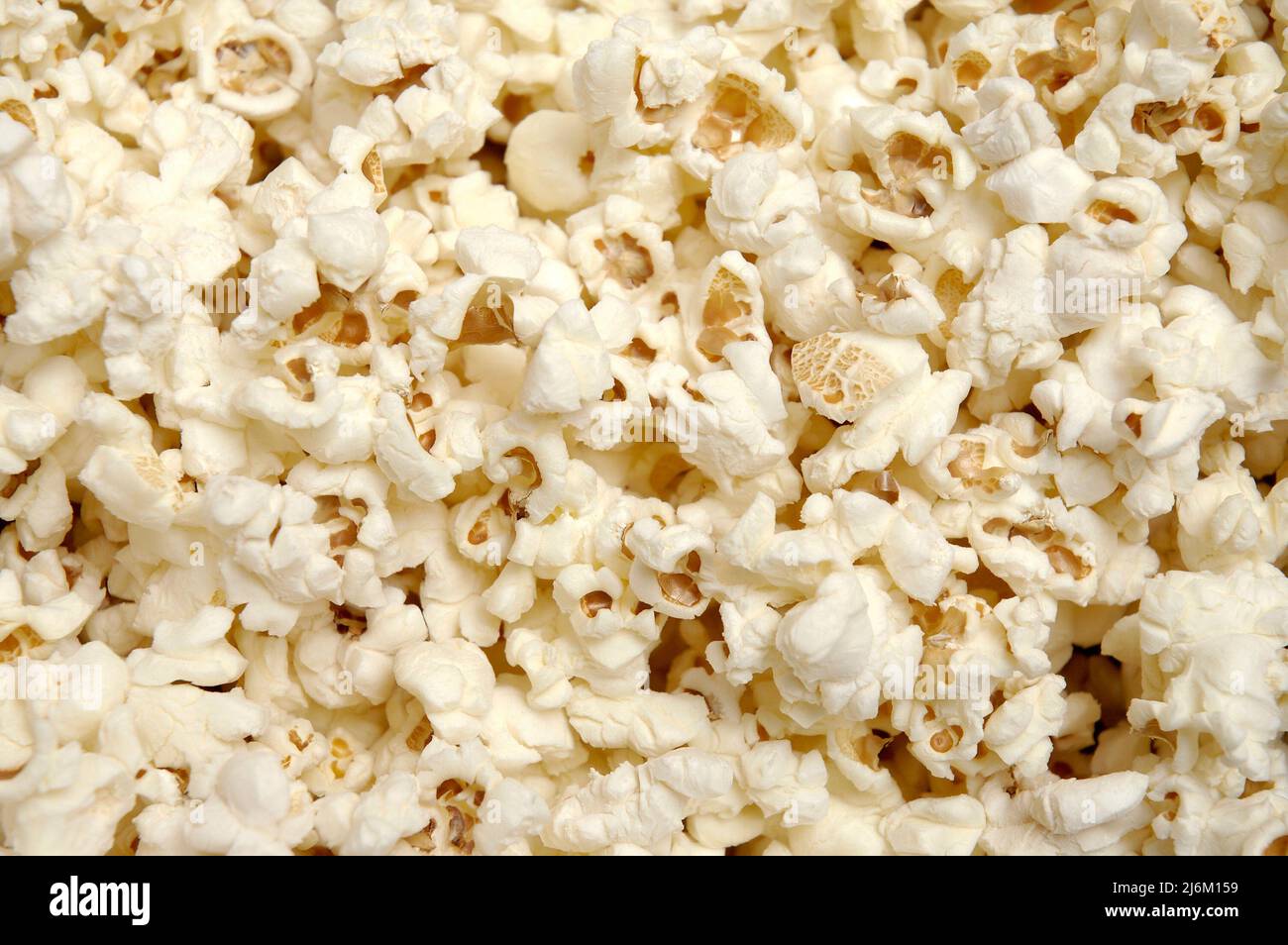 Nahaufnahme von Popcorn, das die Fotooberfläche bedeckt, wie sie für einen Hintergrund oder Flyer verwendet werden könnte. Stockfoto