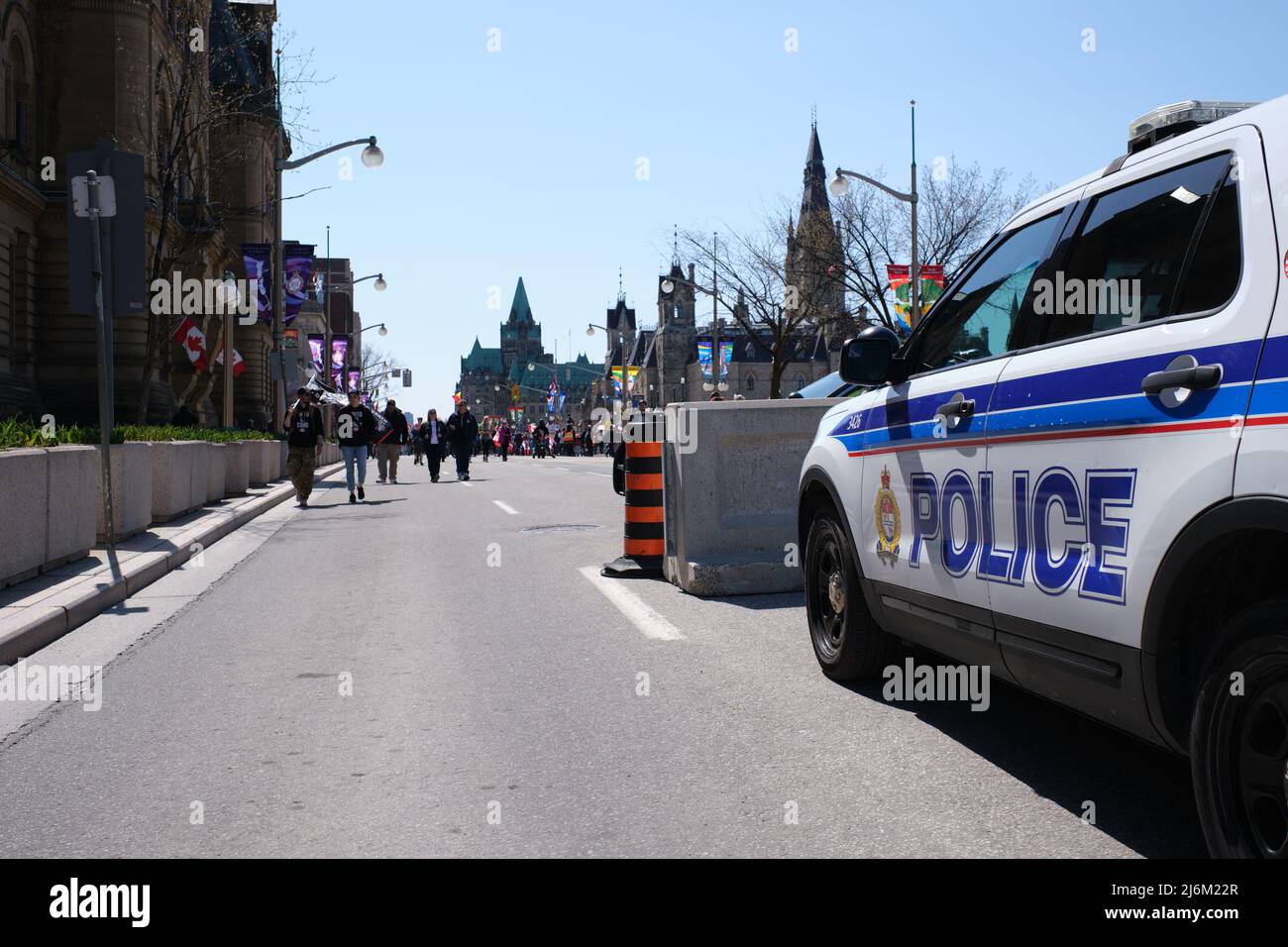 Ottawa, Ontario, Kanada - 30. April 2022: Ein Dienstfahrzeug des Polizeidienstes (OPS) von Ottawa, der Polizeidienststelle, wird an einer Straßensperre in der Wellington Street geparkt Stockfoto