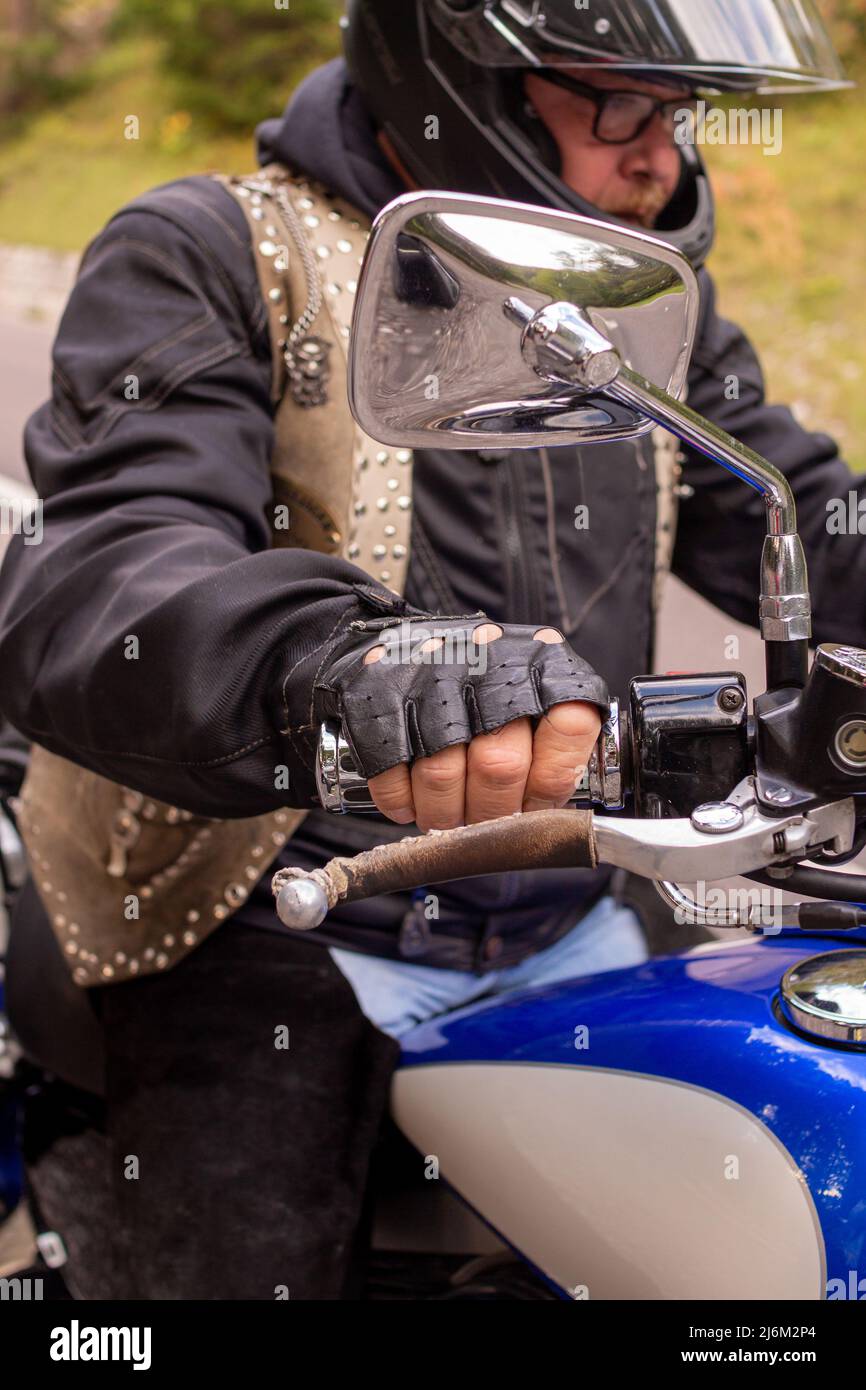 Kerl auf Retro-Cruiser-Motorrad auf Bergstraße in Südtirol Stockfoto