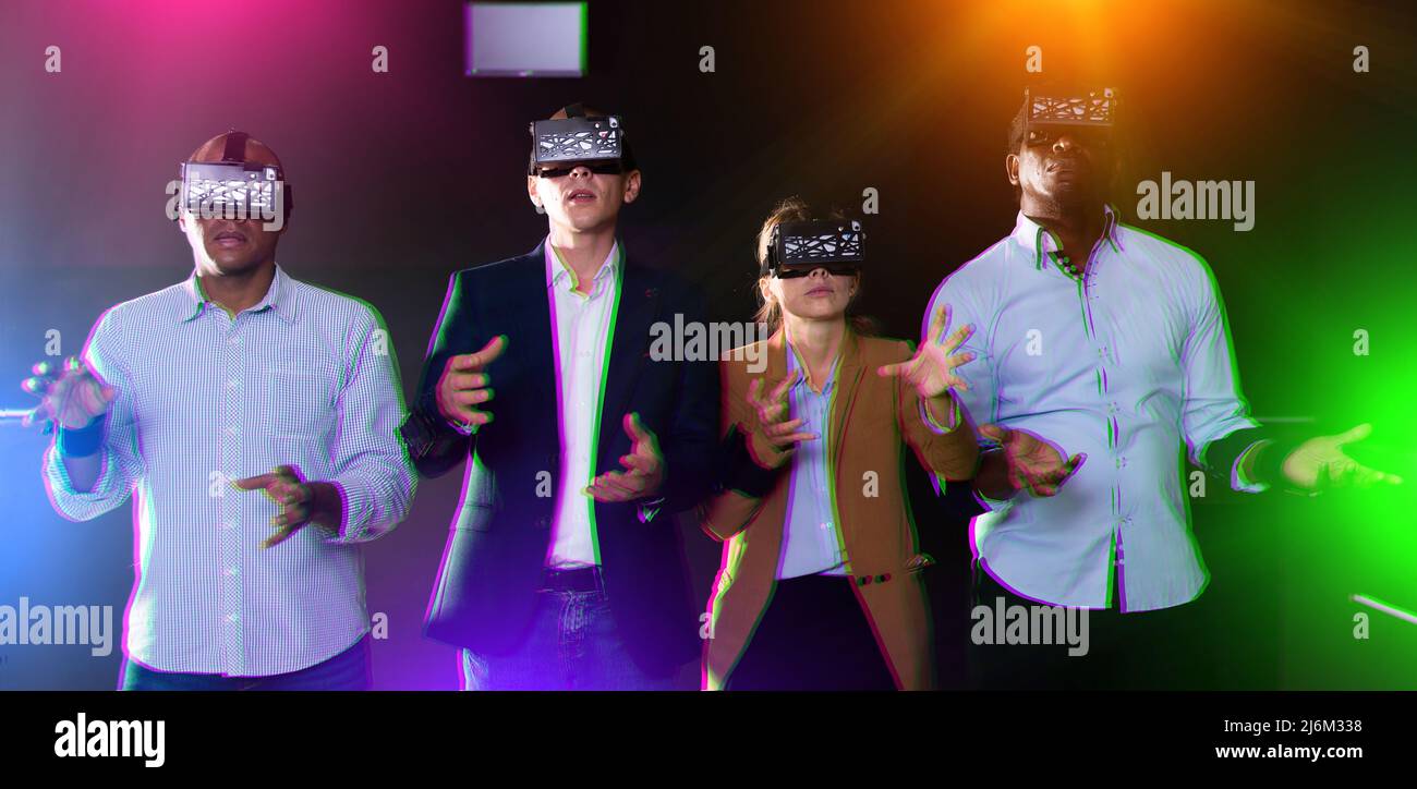 Multiethnische Freunde mit einer Virtual-Reality-Brille Stockfoto