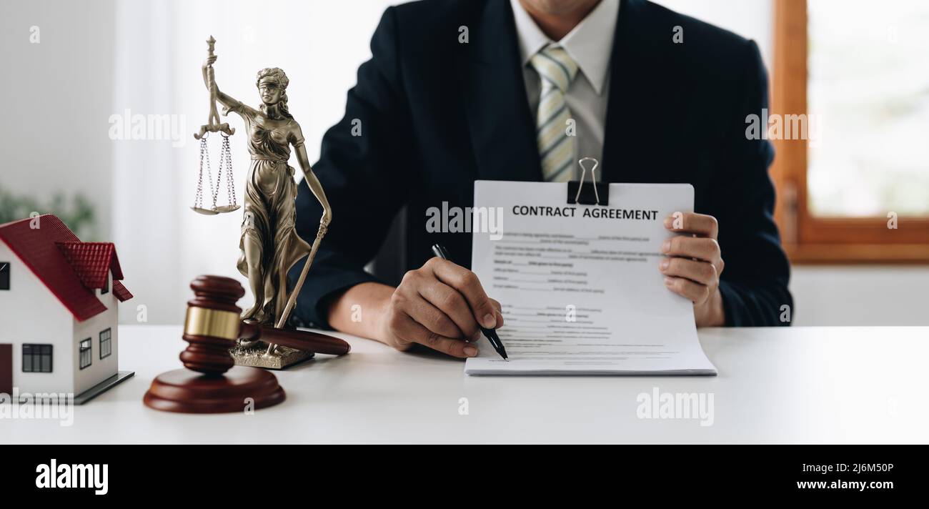 Rechtskonzept, Rechtsanwalt Frau hoding Stift mit Vertrag oder Vereinbarung Dokument an den Kunden für die Unterzeichnung im Gerichtssaal legal Stockfoto