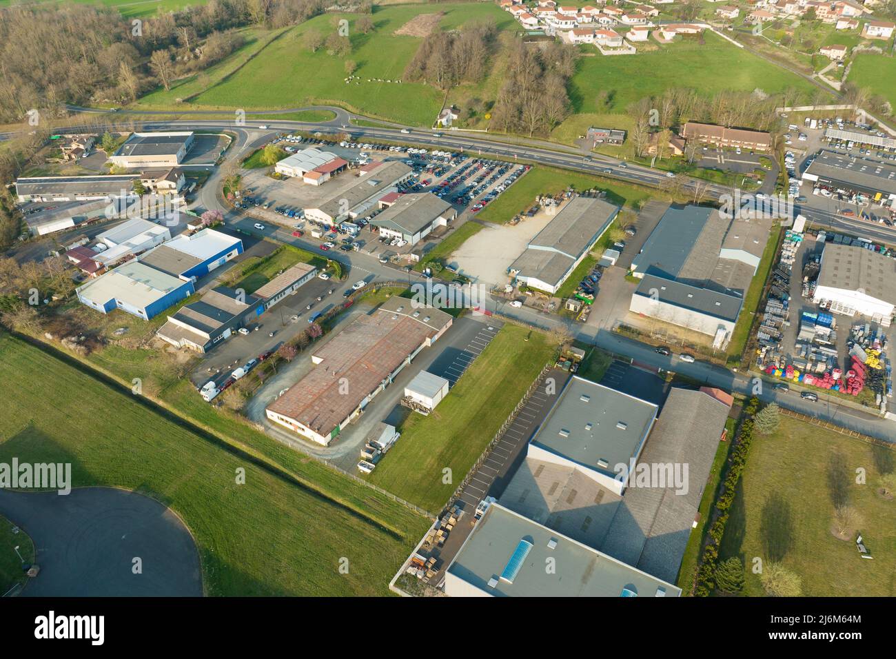 Luftaufnahme von Warenlagern und Logistikzentrum im industriellen Stadtgebiet von oben Stockfoto
