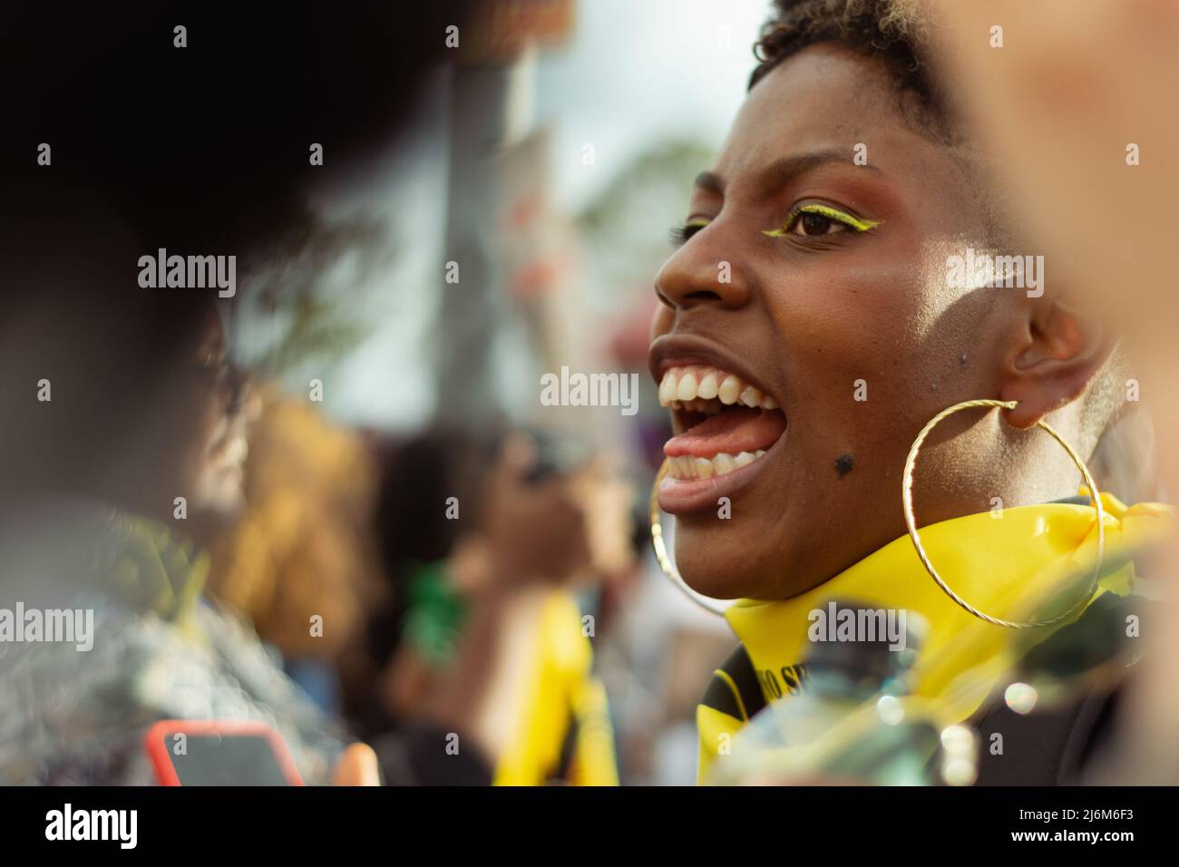 Afro-kolumbianische Frau, die inmitten eines frauenmarsches in Bogota, Kolumbien, antirassistische und feministische Parolen schrie. Stockfoto