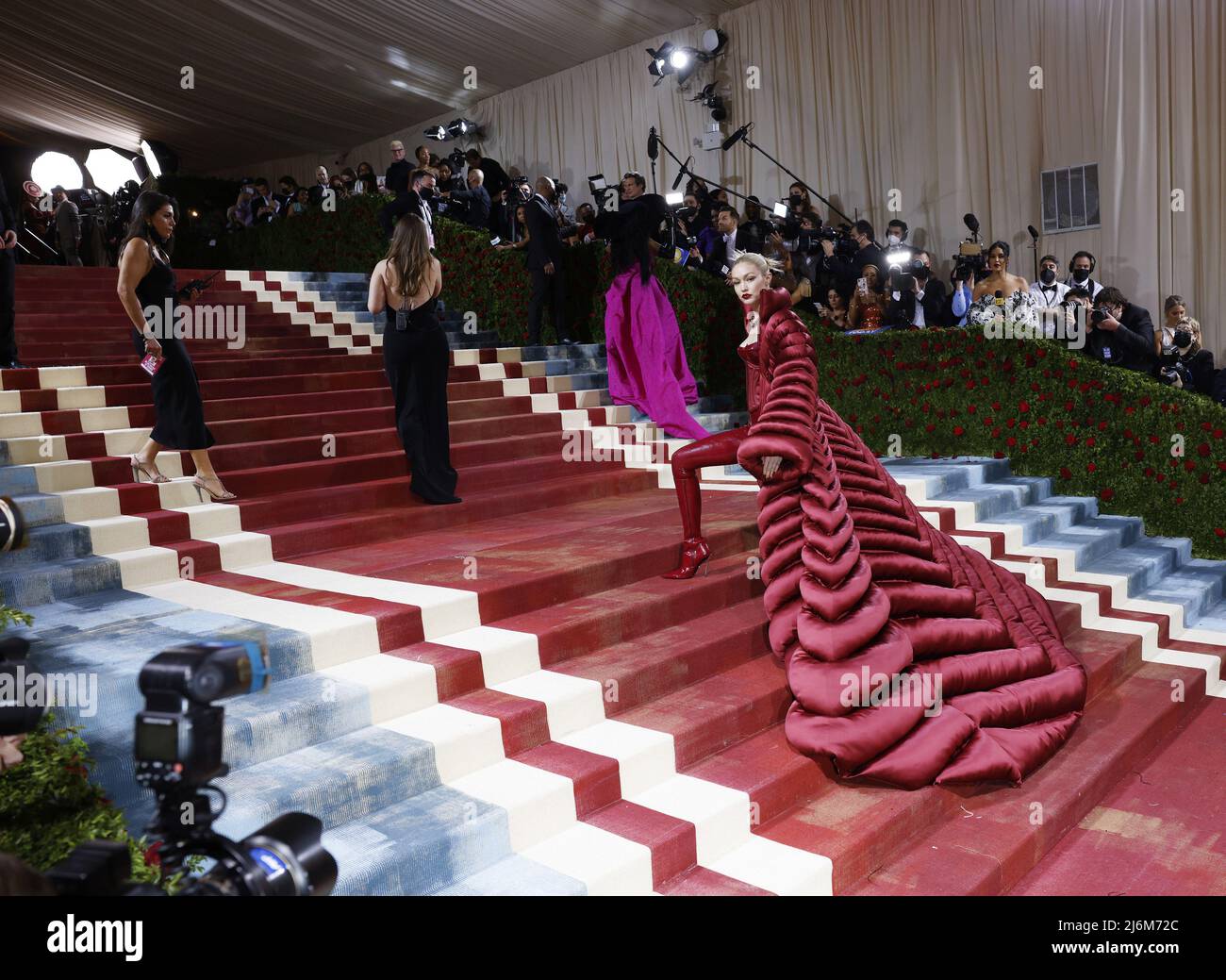 Gigi Hadid kommt auf dem roten Teppich zur Met Gala im Metropolitan Museum of Art, um die Eröffnung des Costume Institute von „in America: An Anthology of Fashion“ in New York City am Montag, den 2. Mai 2022, zu feiern. Foto von John Angelillo/UPI Stockfoto