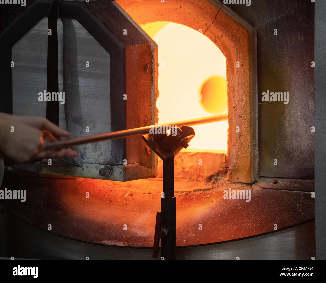 Glasbläserei - ein Glasofen-Ofen - Glory Hole - wird bei der