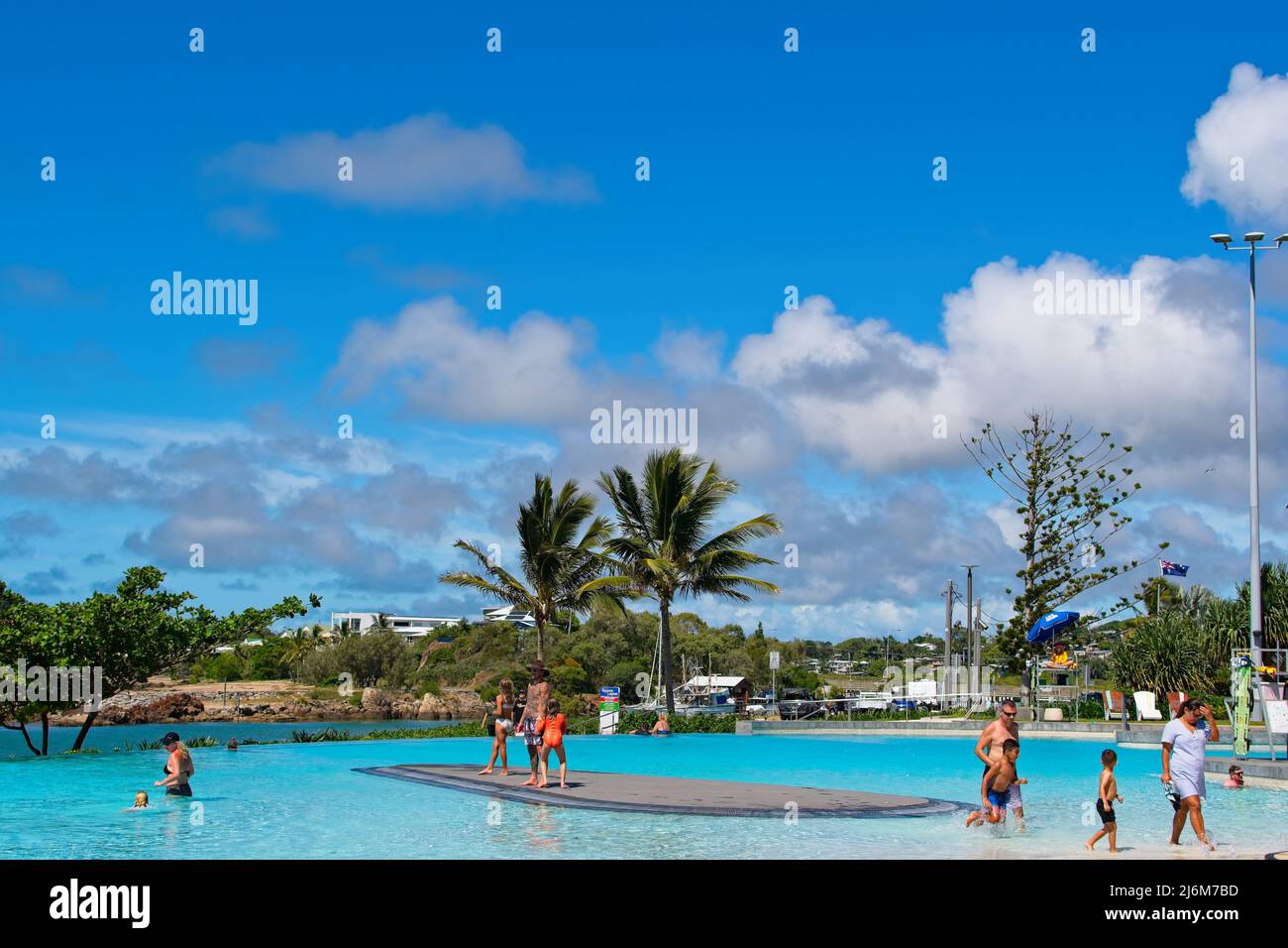 Yeppoon, Queensland, Australien - 20. April 2022: Wunderschöne Badelagune am Strand in Yeppoon, Australien Stockfoto