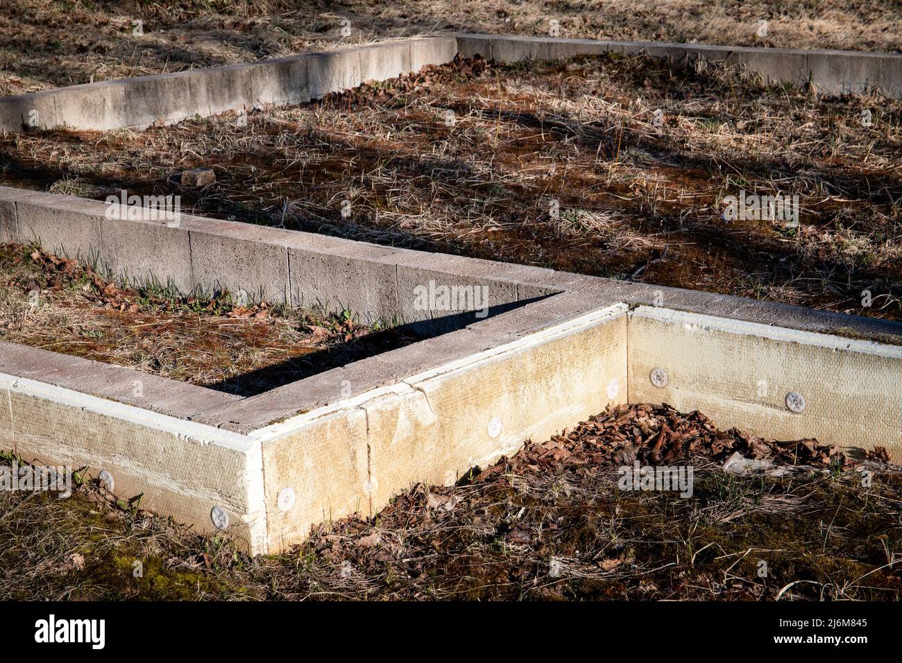 Betonhaus Fundamente. Bausteine und Schaumstoffisolator. Stockfoto