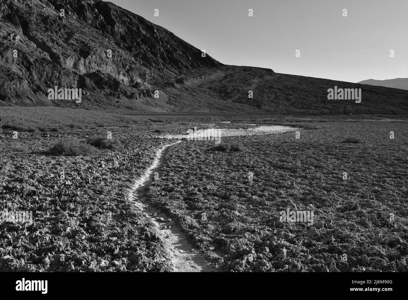 Schwarz-weiß-monochromer Salzpfad im Badwater Basin im Death Valley National Park in Kalifornien, der niedrigsten Erhebung der westlichen Hemisphäre Stockfoto