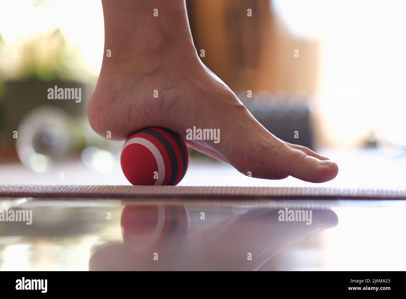 Myofasziale Freisetzung von hyperbeweglichen Fußmuskeln mit Massageball Stockfoto