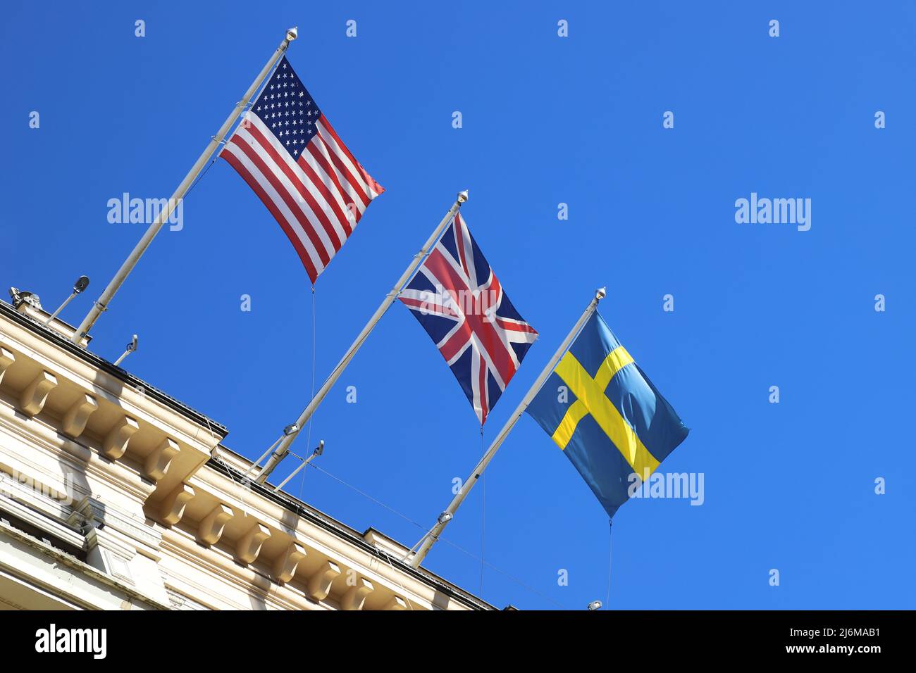 Niederwinkelansicht der Flagge, die die USA, Großbritannien und Schweden representig. Stockfoto