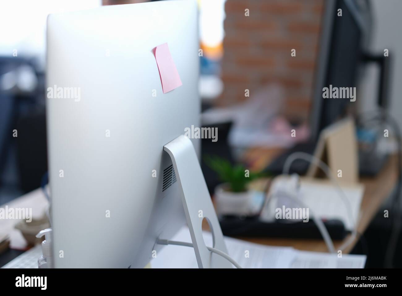 Computermonitor mit Aufkleber im Büro Stockfoto