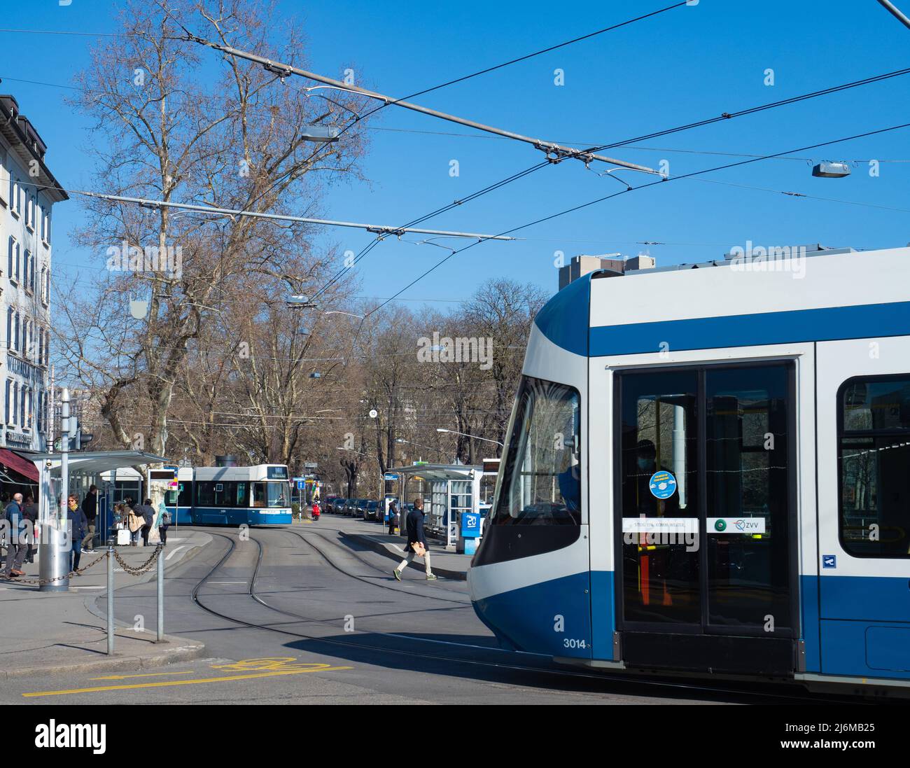 Zürich, Schweiz - 5. 2022. März: Straßenbahnen an der Haltestelle Sihlquai Stockfoto
