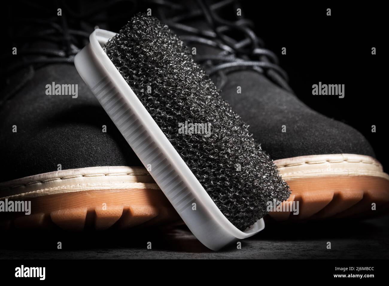 Nahaufnahme eines schwarzen Hartschaumschwamms für Wildlederschuhe. Stockfoto