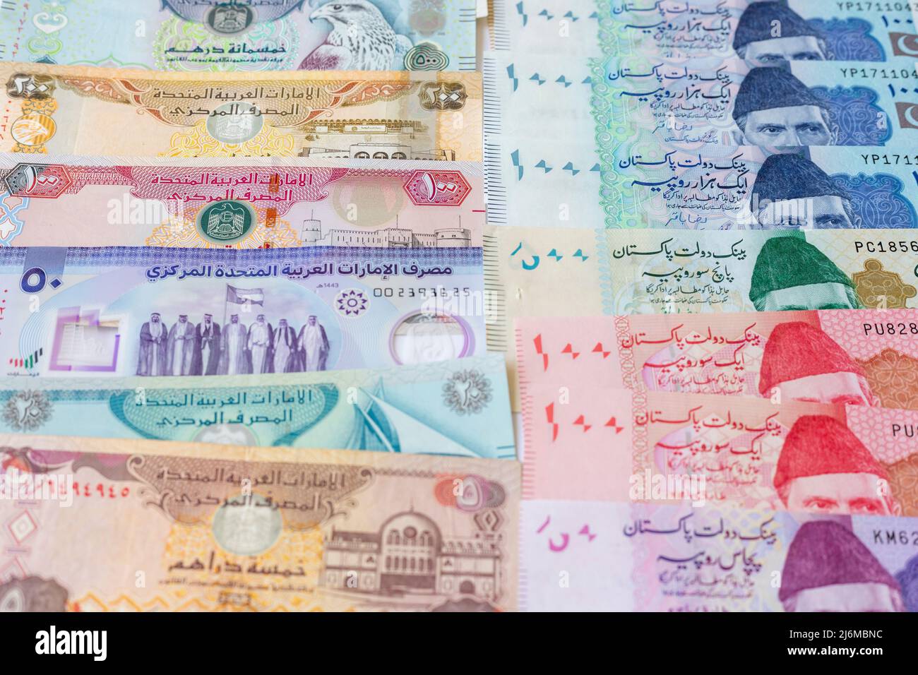 Pakistanische Banknoten vs. VAE-Banknoten-Konzept Stockfoto