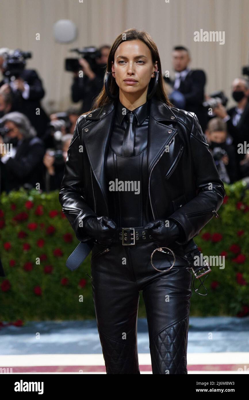New York, NY, USA. 2.. Mai 2022.Irina Shayk, trägt Burberry bei der Ankunft für Met Gala Costume Institute Benefit und Eröffnung von in America: An Anthology of Fashion - Part 1, The Metropolitan Museum of Art, New York, NY 2. Mai 2022. Foto: Kristin Callahan/Everett Collection Kredit: Everett Collection Inc/Alamy Live News Stockfoto