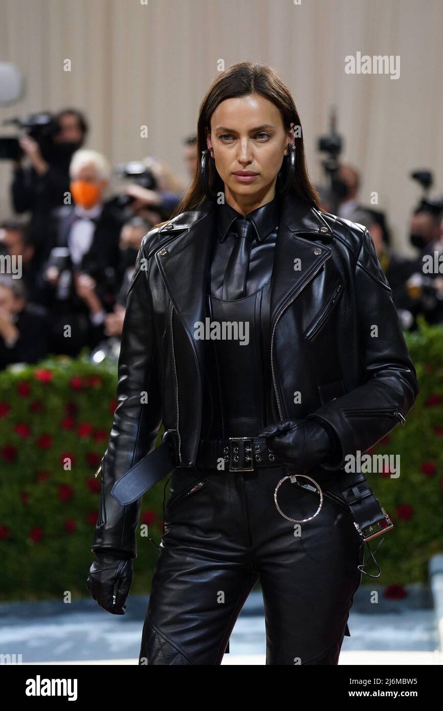 New York, NY, USA. 2.. Mai 2022.Irina Shayk, trägt Burberry bei der Ankunft für Met Gala Costume Institute Benefit und Eröffnung von in America: An Anthology of Fashion - Part 1, The Metropolitan Museum of Art, New York, NY 2. Mai 2022. Foto: Kristin Callahan/Everett Collection Kredit: Everett Collection Inc/Alamy Live News Stockfoto