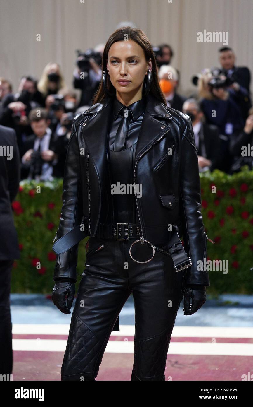 New York, NY, USA. 2.. Mai 2022.Irina Shayk, trägt Burberry bei der Ankunft für Met Gala Costume Institute Benefit und Eröffnung von in America: An Anthology of Fashion - Part 1, The Metropolitan Museum of Art, New York, NY 2. Mai 2022. Foto: Kristin Callahan/Everett Collection Kredit: Everett Collection Inc/Alamy Live News Stockfoto