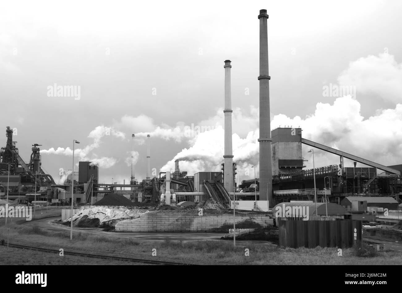 Stahlfabrik mit Schornsteinen in den Niederlanden Stockfoto