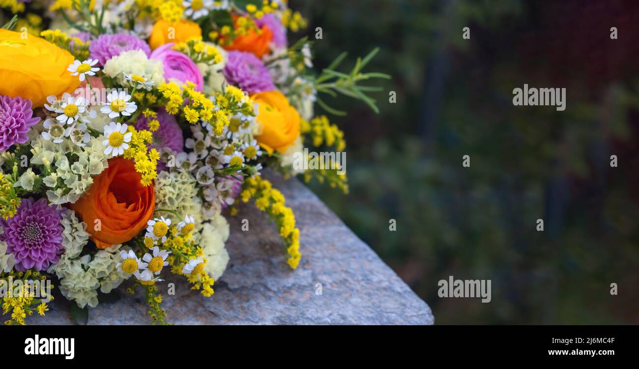 Frühling, Garten Natur blüht. Frische bunte Wildblumen und Kräuter Bouquet Dekoration, close up. Frauen oder Mütter Tag Feier, kopieren Raum, temp Stockfoto