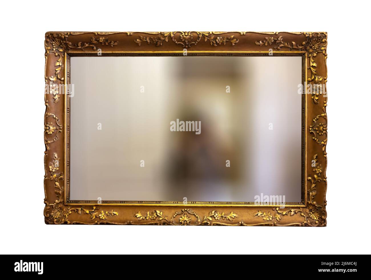 Malrahmen isoliert auf weißer Wand. Goldenes antikes verzierten, klassischen Bilderrahmen mit Blumenmuster, verwackelte Spiegel. Vorlage für Ausstellungsobjekte in der Kunstgalerie Stockfoto
