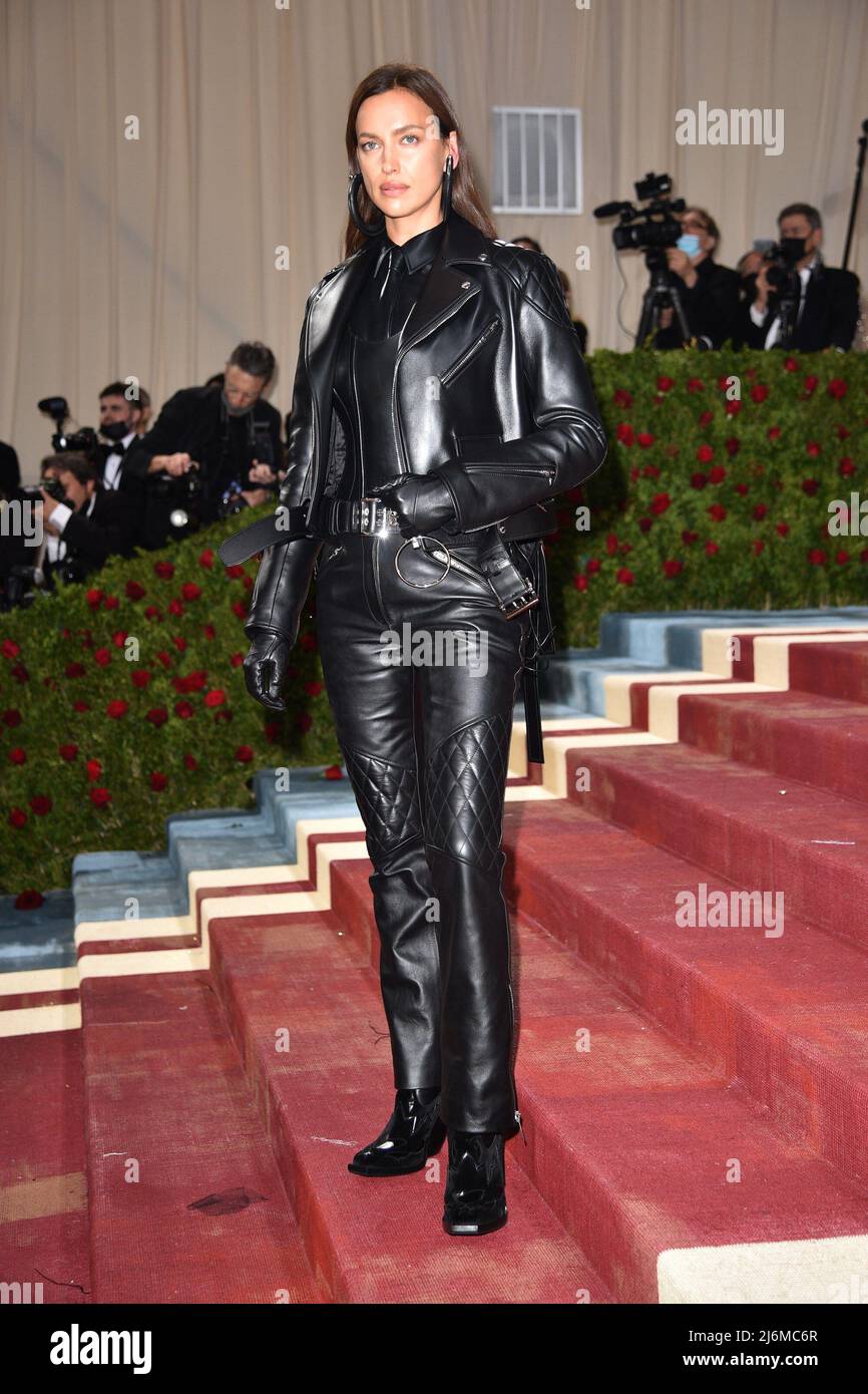 New York, NY, USA. 2.. Mai 2022.Irina Shayk, trägt Burberry bei der Ankunft für Met Gala Costume Institute Benefit und Eröffnung von in America: An Anthology of Fashion - Part 1, The Metropolitan Museum of Art, New York, NY 2. Mai 2022. Foto: Kristin Callahan/Everett Collection Kredit: Everett Collection Inc/Alamy Live News Stockfoto