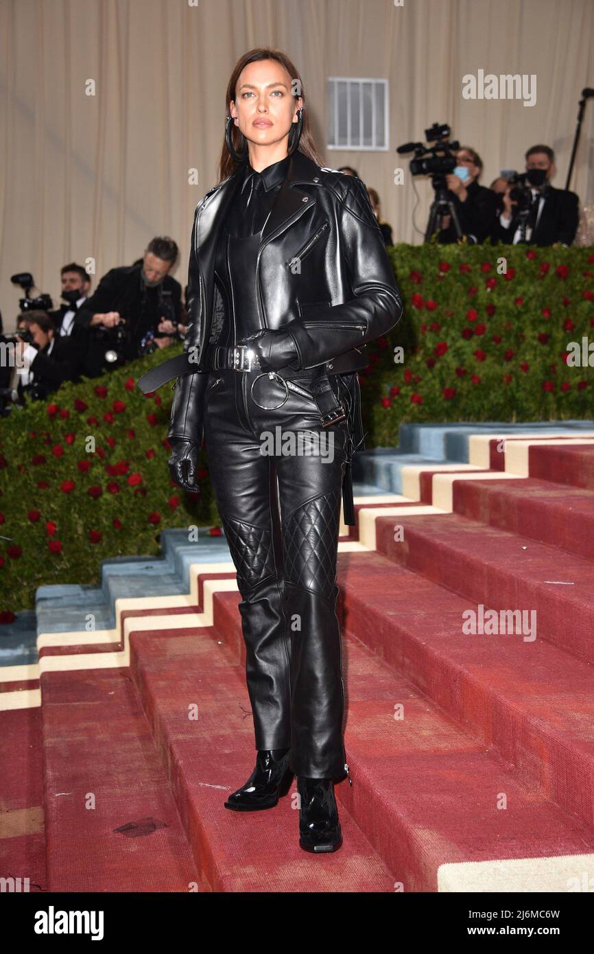 New York, NY, USA. 2.. Mai 2022.Irina Shayk, trägt Burberry bei der Ankunft für Met Gala Costume Institute Benefit und Eröffnung von in America: An Anthology of Fashion - Part 1, The Metropolitan Museum of Art, New York, NY 2. Mai 2022. Foto: Kristin Callahan/Everett Collection Kredit: Everett Collection Inc/Alamy Live News Stockfoto