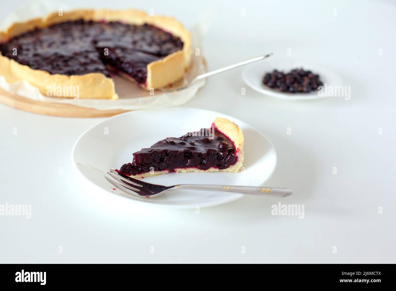 Süßer, geschnittener Kuchen mit schwarzer Johannisbeere Stockfoto