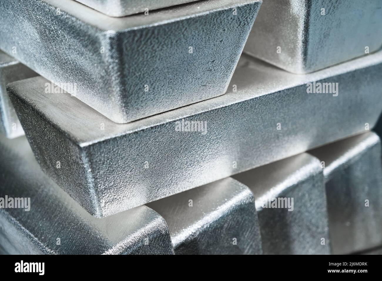 Stapel von industriellen Silberbarren bei hellem Licht im Lager Stockfoto