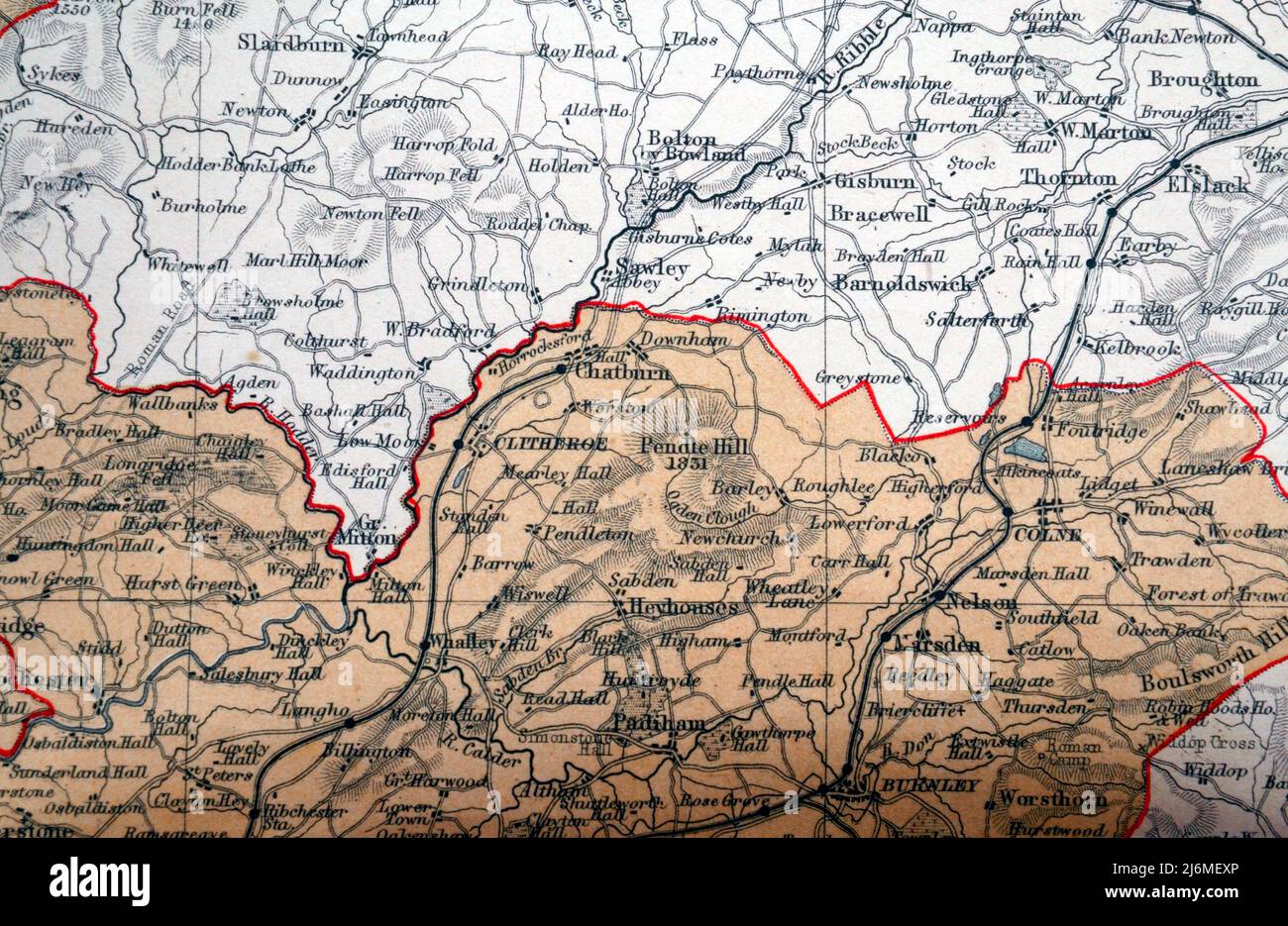 Detail aus einer Karte der Grafschaft Palatin von Lancaster aus dem Jahr 1868, so Lancashire, wie es damals war, aus der Ordnance Survey von J. Bartholomew F.R.G.S.; dieser Abschnitt umfasst Burnley, Clitheroe, Padiham, Bowland, Pendle Hill, Mitton, Chatburn. Yorkshire im Norden. Stockfoto