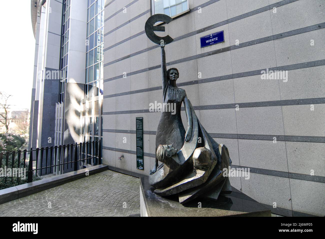 Brüssel, Belgien - 25. März 2021: Statue in der Nähe des Europäischen Parlaments in Brüssel. Stockfoto