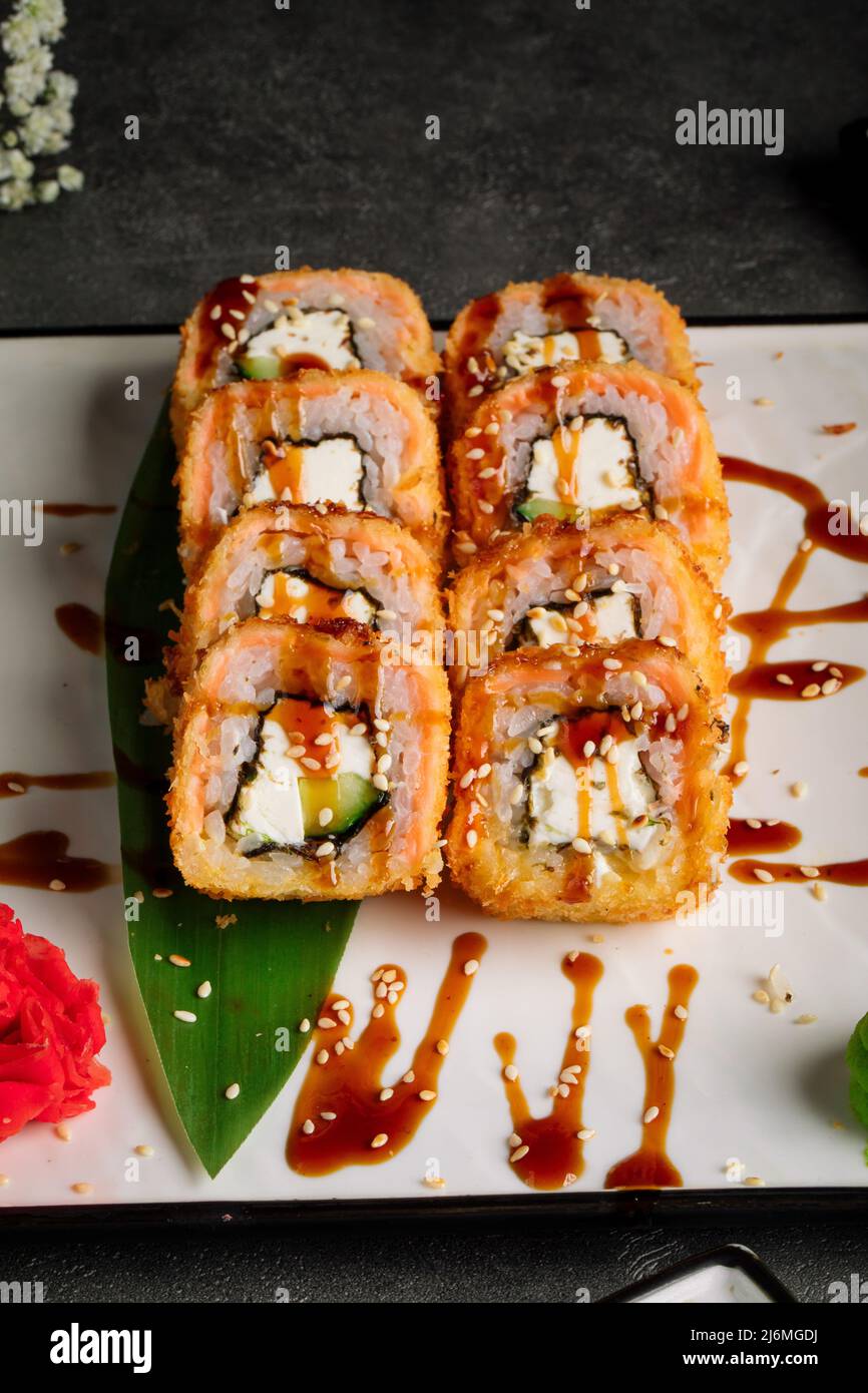 Gebackene philadelphia Sushi-Brötchen mit Gurke Stockfoto