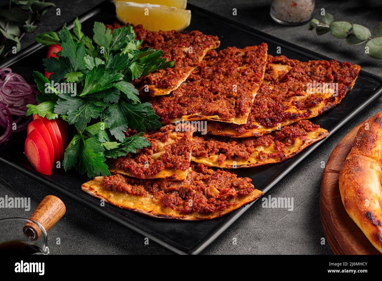 Türkische Pizza mit Hackfleisch Stockfoto