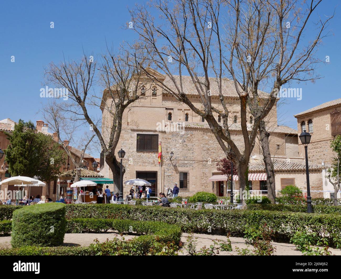 Panoramablick auf die Synagoge von Transito, in der sich das Sefardi-Museum im jüdischen Viertel von Toledo, Kastilien-La Mancha, Spanien, 13.04.2022 befindet. Hochwertige Fotos Stockfoto