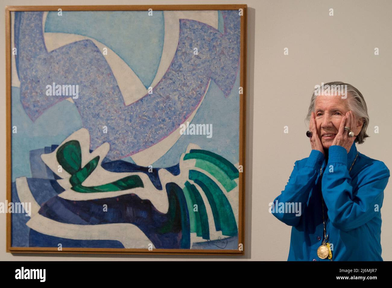 +++FILE PHOTO+++Kunstsammler und Stifter der Kunst Meda Mladkova posiert vor dem Werk von Frantisek Kupka nach einer Pressekonferenz über Ausstellungen von Werken von Karel Malich und Kupka im Museum Kampa, Prag, Tschechische Republik, am Montag, den 8. Februar, 2016. (CTK Photo/Michal Kamaryt) die tschechische Kunsthistorikerin, Sammlerin und Mäzenin Meda Mladkova starb im Alter von 102 Jahren an gesundheitlichen Problemen im Zusammenhang mit ihrem hohen Alter in den frühen Morgenstunden, der Jan and Meda Mladek Foundation und dem Kampa Museum, Die sie gegründet hat, teilte sie in einer Pressemitteilung am 3. Mai 2022 in der Tschechischen Republik mit. Stockfoto