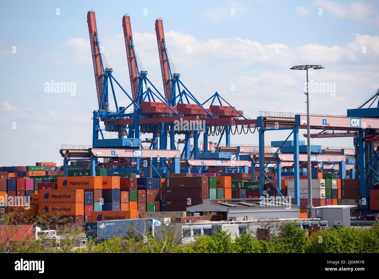 27. April 2022, Hamburg: Der Standort des HHLA Container Terminal Altenwerder (CTA). Foto: Jonas Walzberg/dpa Stockfoto