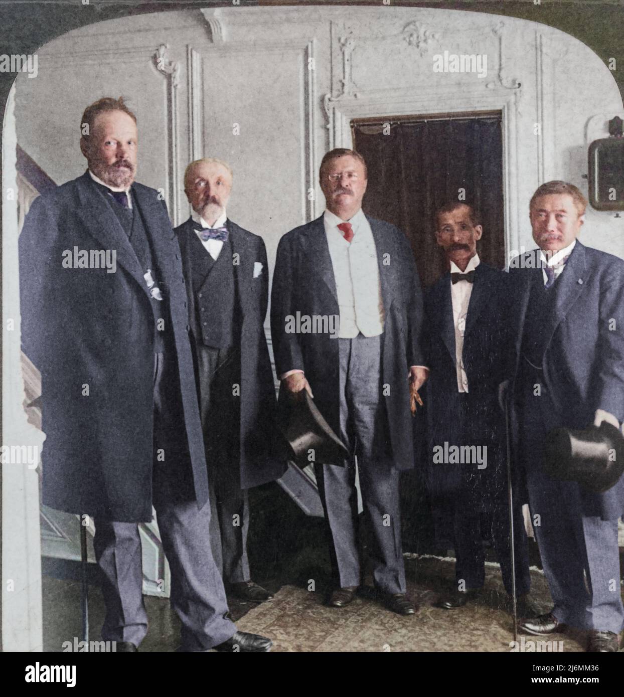 Präsident Roosevelt und Gesandte von Mikado und Zar auf der Mayflower. Roosevelt, Graf Sergei Witte und Baron Jutaro Komura mit anderen. 1905 Stockfoto