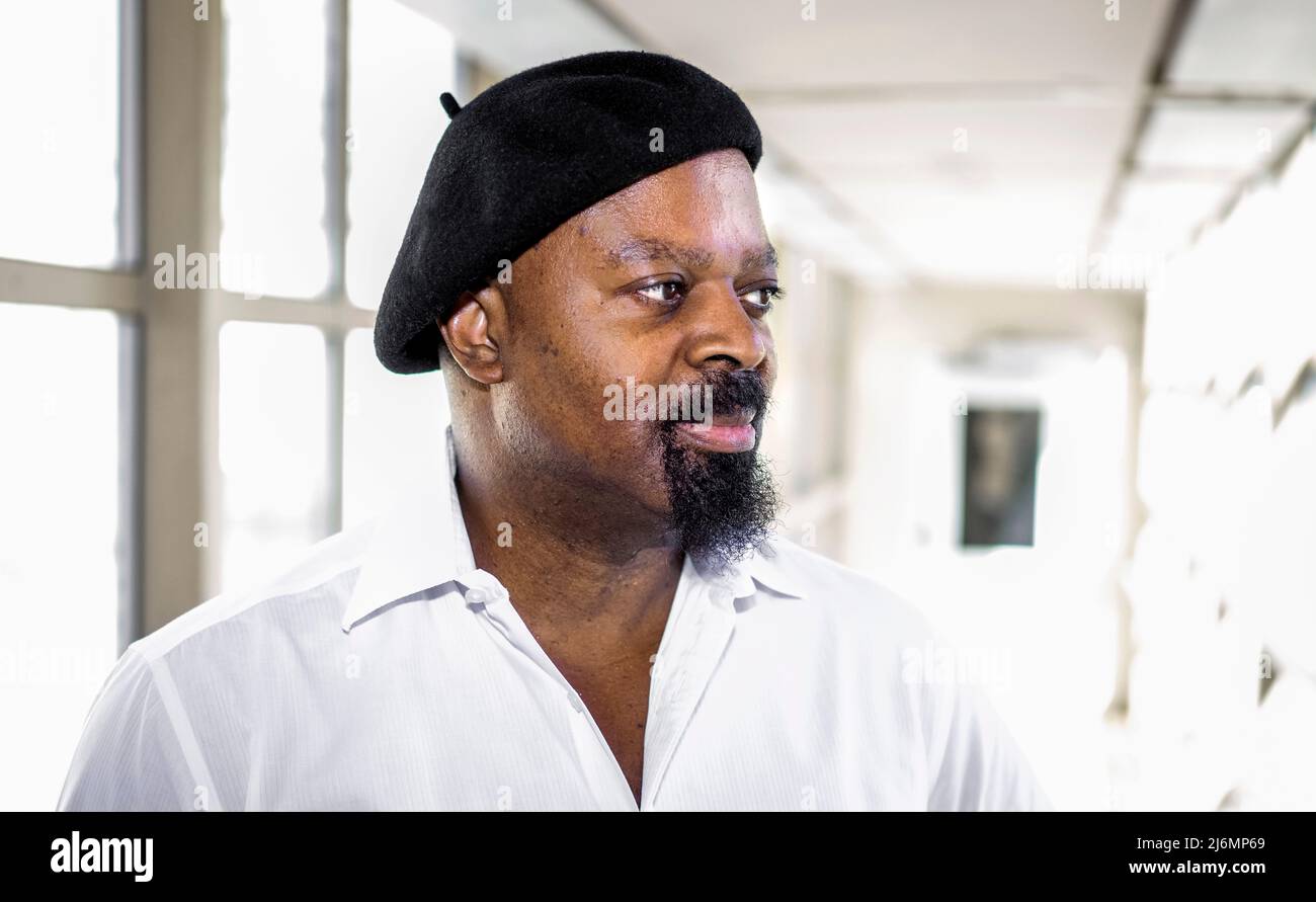 Der britisch-nigrische Autor Ben Okri fotografierte in Schweden im Zusammenhang mit der Uraufführung eines Theaterstücks, das auf seinen Romanen über Azaro, ein Geisterkind, basiert, am 22. April 2022 im Königlichen Dramaturgie-Theater in Stockholm, Schweden. Foto: Claudio Bresciani / TT / Code 10090 Stockfoto